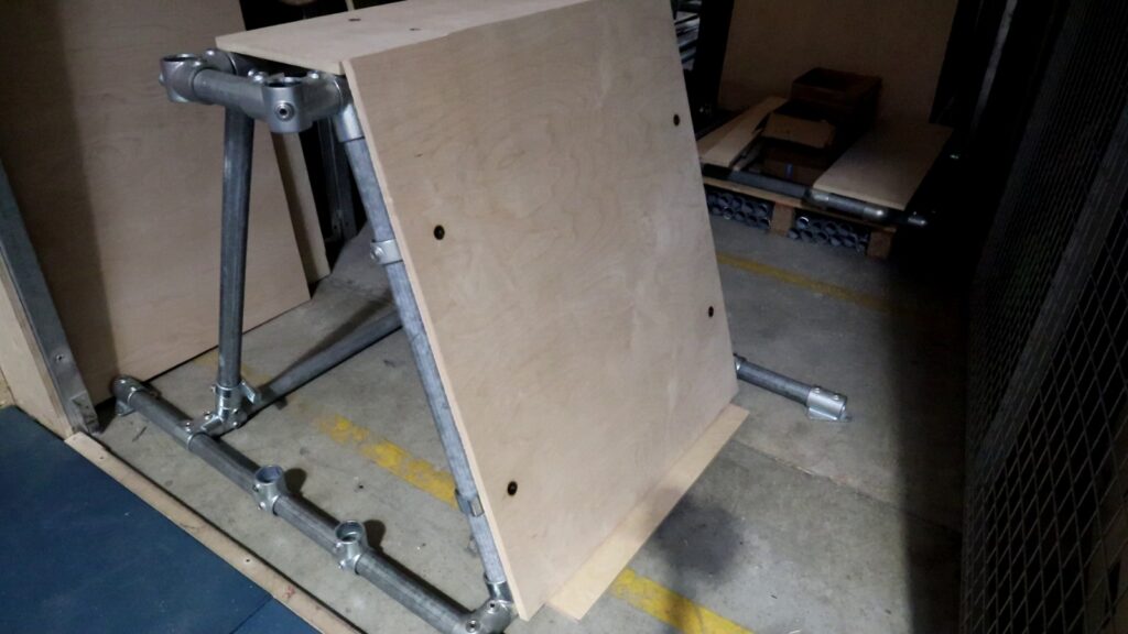 Pose d’un panneau sur un module mobile de parkour