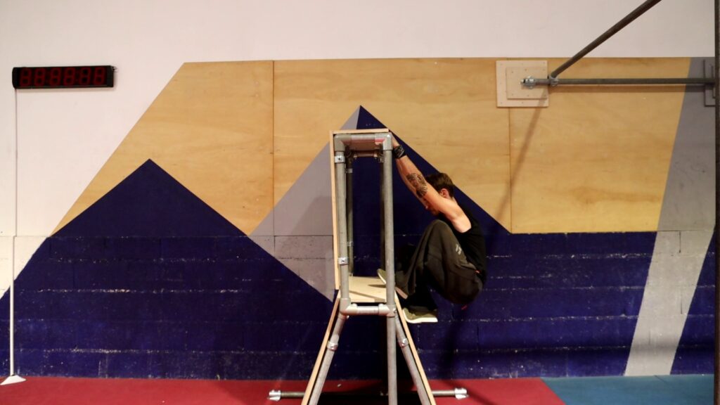 Saut au-dessus d’un module de parkour