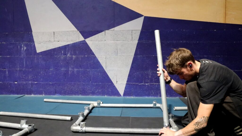 Cadre métallique d’un module de parkour en fabrication